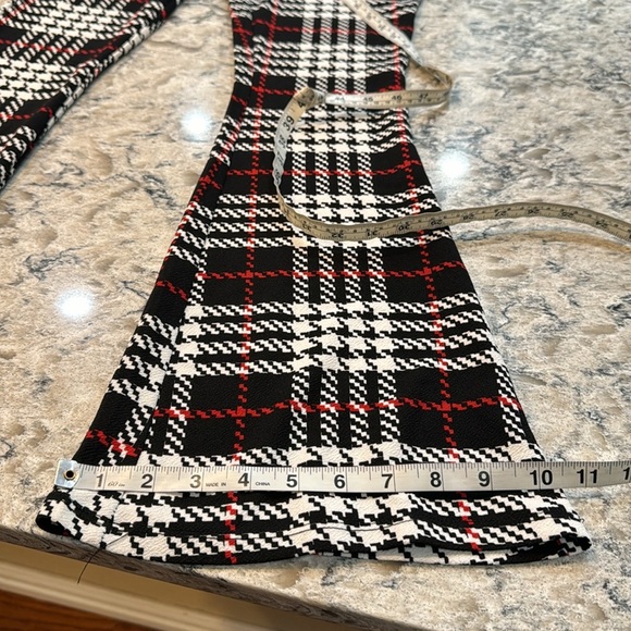 Almost Famous | Houndstooth Stretch Jumpsuit in Black White Red Size Medium - Picture 9 of 12